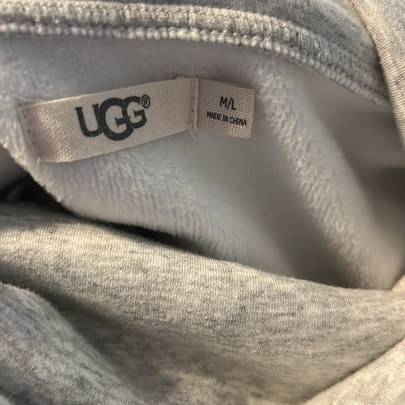 Ugg sweatshirt size M/L - Picture 5 of 8